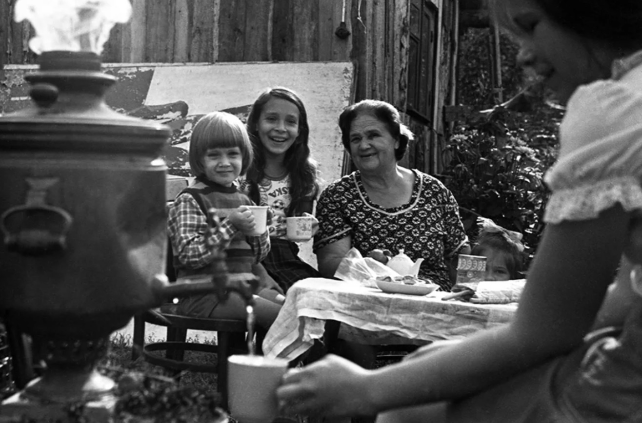 Советское время мам. Советские люди на пикнике. Советские люди на даче. Советская семья на даче. Советское чаепитие.