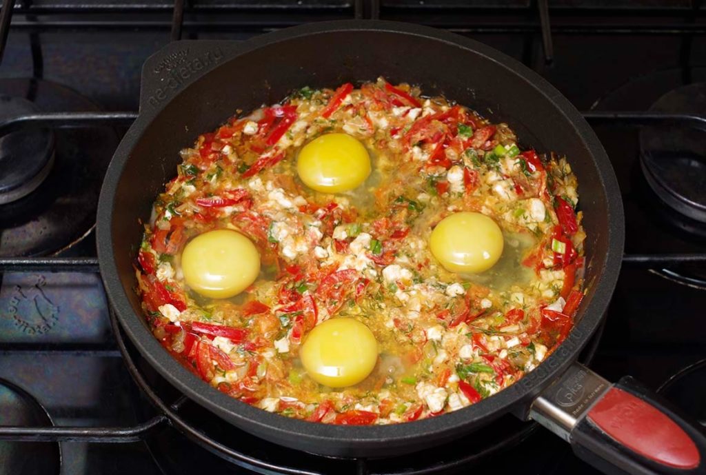 Рецепт утренней болгарской яичницы:  Очень вкусно!