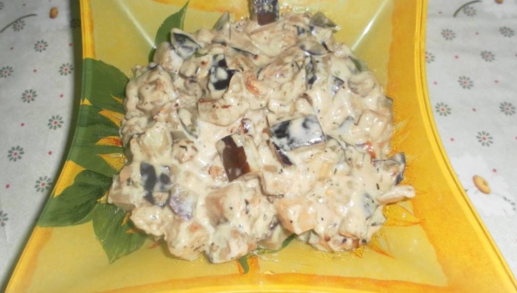 Баклажаны тушеные со сметаной и чесноком: простая и вкусная закуска всего за 10 минут