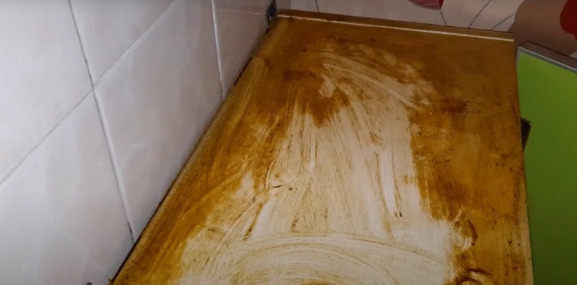 На раз-два смыла грязь с верха кухонных шкафов в съемной квартире: снова выручило бабушкино чистящее (без единой капли химии)