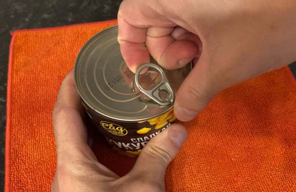 Как правильно открывать консервную банку, чтобы не оторвалось кольцо и не пришлось поддевать крышку ножом