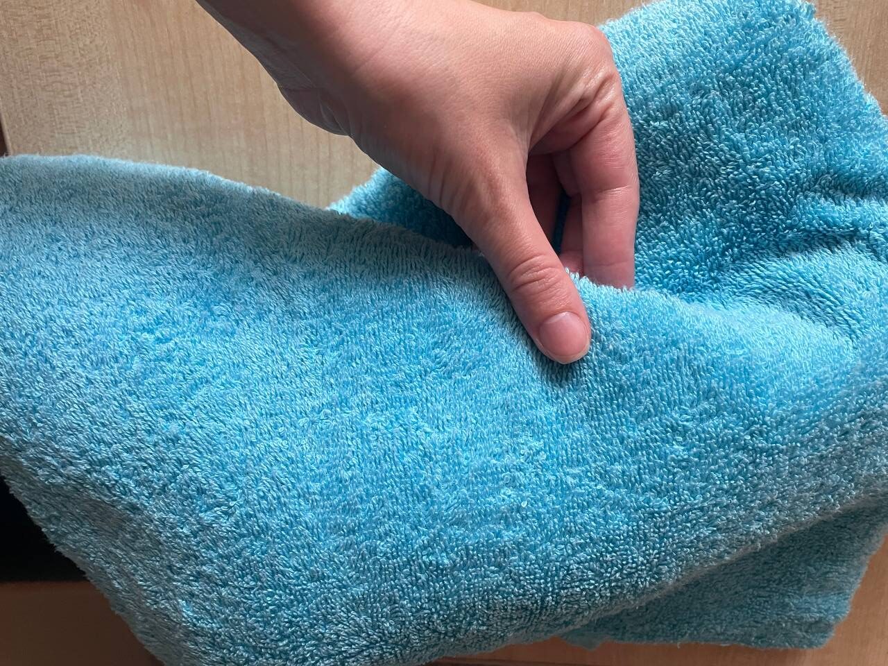 Чтобы махровое полотенце стало мягким. Пушистые полотенца после стирки. Мягкое полотенце после стирки. Коврик в ванную своими руками из полотенца. Средство для стирки махровых полотенец.