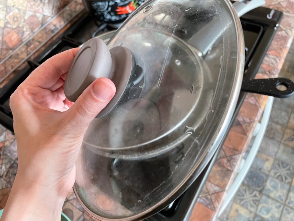 Ловко придумала и теперь использую крышку от сковородки, даже если она совсем не подходит по размеру. Мои хитрости пригодятся каждому