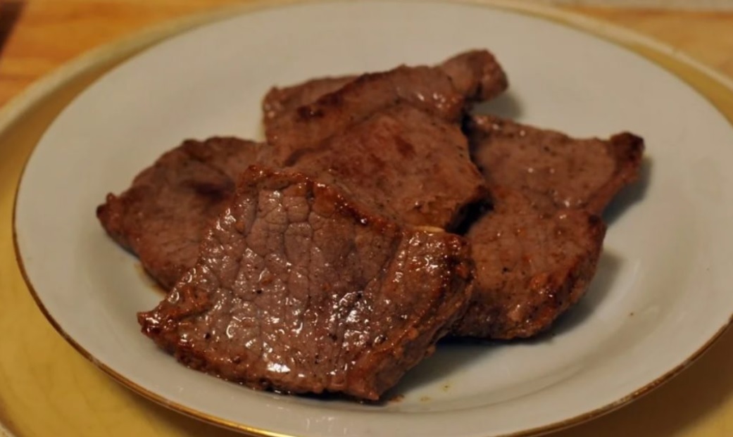 Рецепт мяса мясо в масле. Кусок жареного мяса. Говядина жареная кусочками. Кусок мяса обжаренный. Жареное мясо на тарелке.