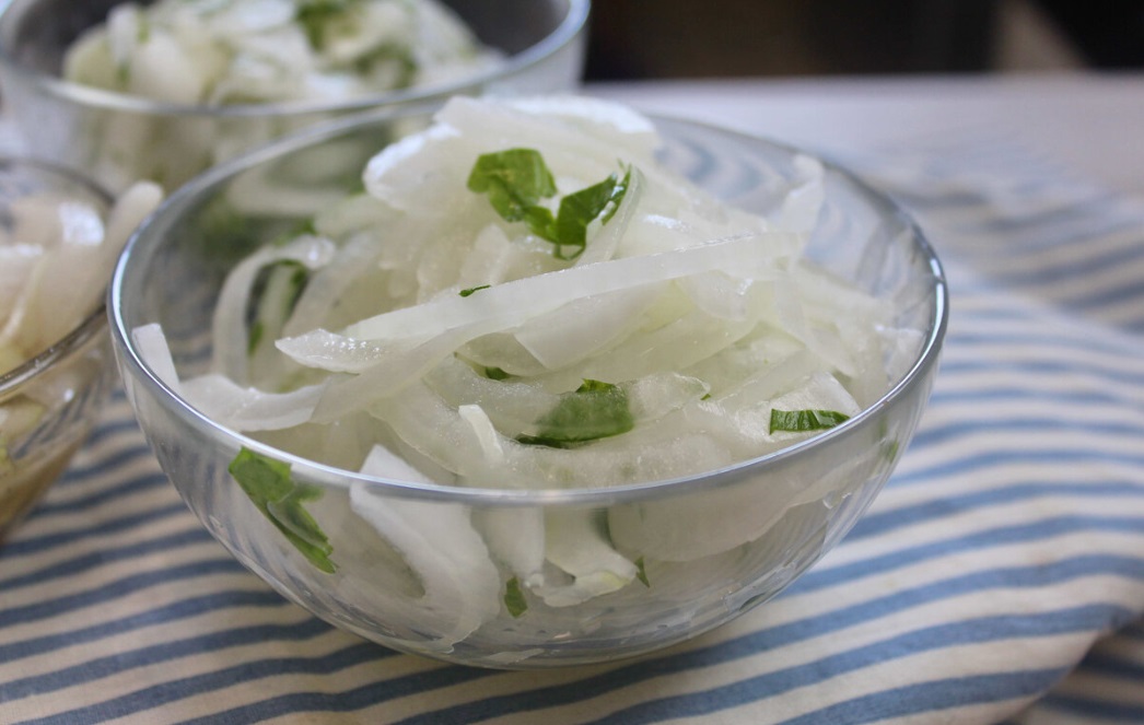 Маринованный лук с солью и сахаром. Маринованный лук. Маринованный лук для люля с базиликом. Маринованный лук Таджикистан. Лучок маринованный и лимон.